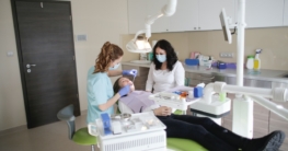 Zahnarzt setzt eine Composite Zahnfüllung