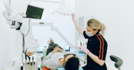 Der Zahnarzt führt eine Zahnfleischbehandlung aus